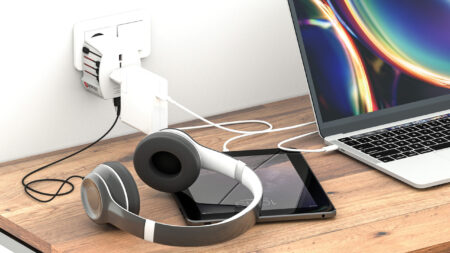 Adaptador de viaje mundial SKROSS USB MUV (1 USB C 1 USB A)